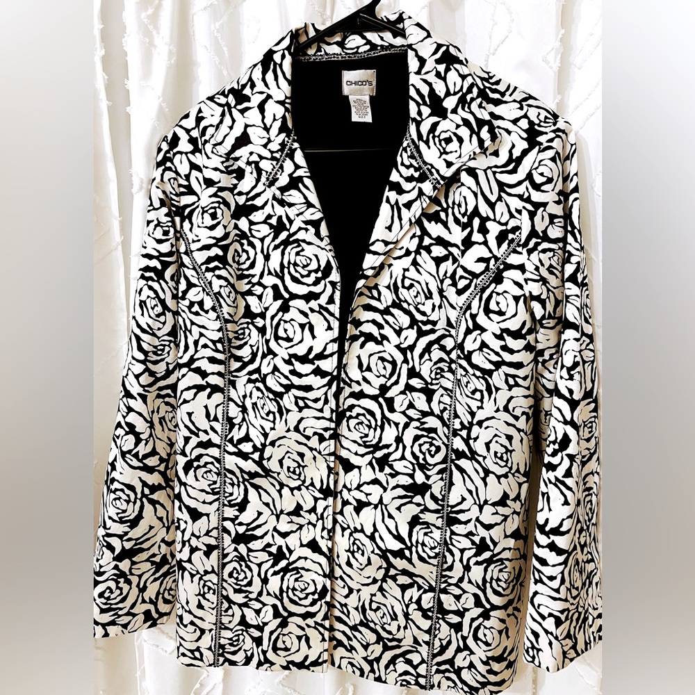 CHICOS WOMENS JACKET WITH HOOK AND EYE CLOSURE SIZE 3 BLACK AND WHITE